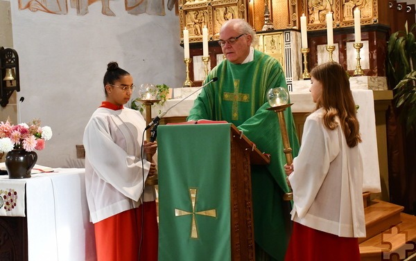 Im als Jugendmesse gedachten Sonntagsgottesdienst an St. Willibrordus in Nöthen bezog Pfarrer Erik Pühringer das Auditorium in die Beantwortung der Frage mit ein, was Christen eigentlich auszeichnet und erkennbar macht. Foto: Manfred Lang/pp/Agentur ProfiPress