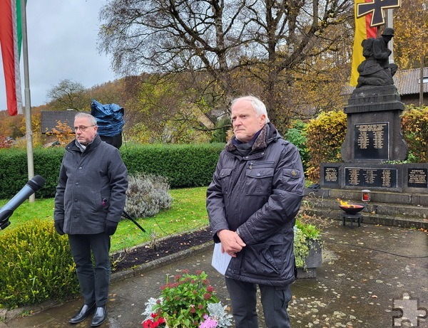 Volkstrauertagfeierlichkeiten fanden auch im übrigen Stadtgebiet statt. In Eiserfey stellten Ortsbürgermeister Walfried Heinen (r.) und Bürgervereinsvorsitzender Kurt Norgartz eine Blumenschale am Ehrenmal ab. Dazu intonierte der von Peter Züll geleitete Musikverein „Harmonie“ das Lied vom guten Kameraden. Foto: Manfred Lang/pp/Agentur ProfiPress