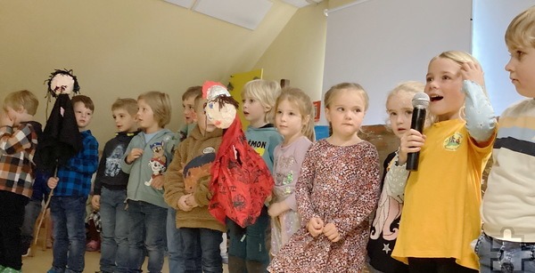 „Die kleinen Strolche“ von Dollendorf, also die Kinder des gleichnamigen vom Roten Kreuz betriebenen Bewegungs- und Klimakindergartens, hatten zu „Sankt Martin“ ihre Omas und Opas zu einem Großelternfrühstück mit Programm eingeladen. Foto: Birgit Bresgen/pp/Agentur ProfiPress