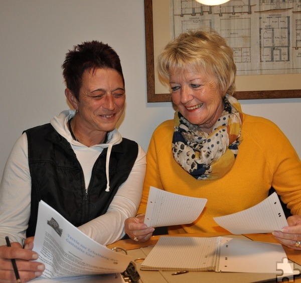 Conny Burmeister (r.) und Monika Sauerbier organisieren der Weihnachtsmarkt des „Vereins zur Erhaltung der Gaststätte Gier“ in Kall seit nunmehr sechs Jahren. Foto: Reiner Züll/pp/Agentur ProfiPress