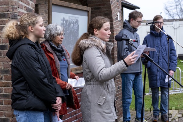 Vor dem Dietrich-Bonhoeffer-Haus brachten vier Jugendliche der evangelischen Gemeinde und Pfarrerin Susanne Salentin den Anwesenden die „Barmer theologische Erklärung“ von 1934 näher. Foto: Ronald Larmann/pp/Agentur ProfiPress