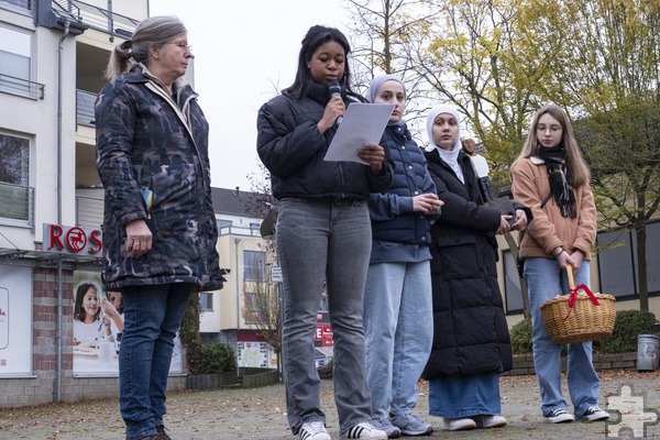 GAT-Schülerin Nailly Messan, ihre Mitschülerinnen und die stellvertretende Schulleiterin Rosemarie Antwerpen stellten die Würde des Menschen in den Mittelpunkt ihrer Ausführungen. Foto: Ronald Larmann/pp/Agentur ProfiPress