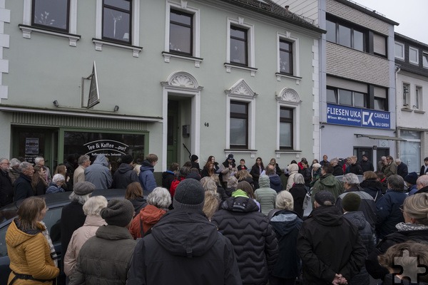 Menschentraube in der Bahnstraße: Rund 100 Teilnehmer erinnerten an die Opfer des nationalsozialistischen Regimes und setzten ein klares Zeichen gegen jede Form von Rassismus, Ausgrenzung und Antisemitismus. Foto: Ronald Larmann/pp/Agentur ProfiPress