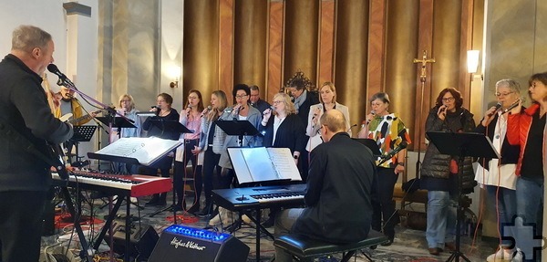 Der Kirchen- und Rockmusiker Rainer Pütz (l.) mit Band und Chor „Rainer Wahnsinn“ bei einem früheren Mutmach-Gottesdienst in der Pfarrkirche St. Margaretha in Vussem. Am 15. Dezember ist es wieder so weit: Diesmal ist „Selig seid Ihr“ der Titelsong. Foto: Sabine Roggendorf/pp/Agentur ProfiPress