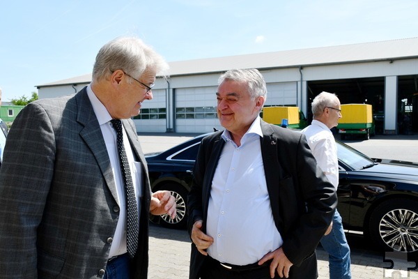 Im Plauderton der handfesten Männer, die sich auch ohne viele Worte verstehen, trafen sich 2022 Landesinnenminister Reul (m.), Hubert Schilles (l.) und Mechernichs Bürgermeister Dr. Hans-Peter Schick auf dem Betriebsgelände des 60 Mitarbeiter zählenden Familienbetriebes H & P Schilles in Floisdorf. Foto: Manfred Lang/pp/Agentur ProfiPress