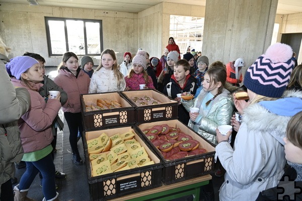 Im Erdgeschoss gab es leckere Brötchen und Kinderpunsch. Foto: Henri Grüger/pp/Agentur ProfiPress