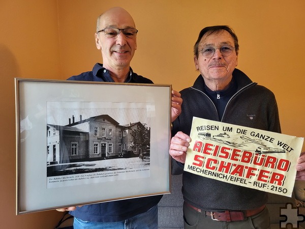 Mit nostalgischem Bild und Schild stellten sich Rolf Schäfer (r.) und Guido Bauer dem Autor der Kreisjahrbuchsgeschichte „Wir bewegen Menschen“, einem Rückblick auf die Entwicklung von Busreisen im Laufe von 90 Jahren am Beispiel des Traditionsunternehmens „Schäfer Reisen“ in Mechernich. Foto: Manfred Lang/pp/Agentur ProfiPress