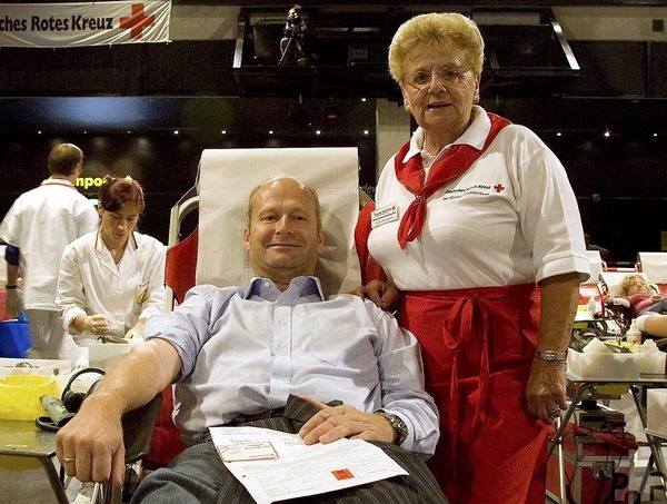 Die Rotkreuz-Blutspende-Beauftragte Sibille Sennerich ließ auch prominente ehrenamtliche Lebensretter zur Ader, wie hier Mechernichs Bürgermeister Dr. Hans-Peter Schick bei einem früheren „Blutspende-Marathon“ in der Kultur- und Freizeitfabrik Zikkurat in Firmenich. Archivfoto: pp/Agentur ProfiPress