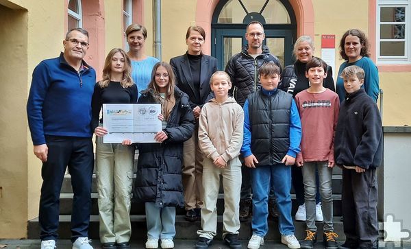 Rekordsumme übertroffen: Schüler und Lehrer des St. Michael Gymnasiums überreichten einen Scheck über 3307 Euro an Ulrich Burggraf (l.), den Vorsitzenden des Partnerschaftsvereins Piéla - Bad Münstereifel. Foto: Brückner/pp/Agentur ProfiPress