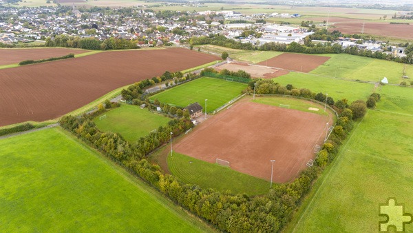 Rechtliche Vorgaben machen eine Erweiterung der Kommerner Sportanlage unmöglich. Im Konzept der Verwaltung sollte daher der Tennenplatz erhalten werden. Foto: Ronald Larmann/pp/Agentur ProfiPress