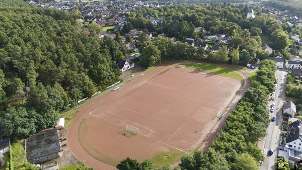 Mit der Rasenschicht vom Schulzentrum könnte das Mechernicher Eifelstadion zum Rasenplatz umgestaltet werden. So sah es das Konzept der Stadt vor, das jetzt vertagt wurde. Foto: Ronald Larmann/pp/Agentur ProfiPress