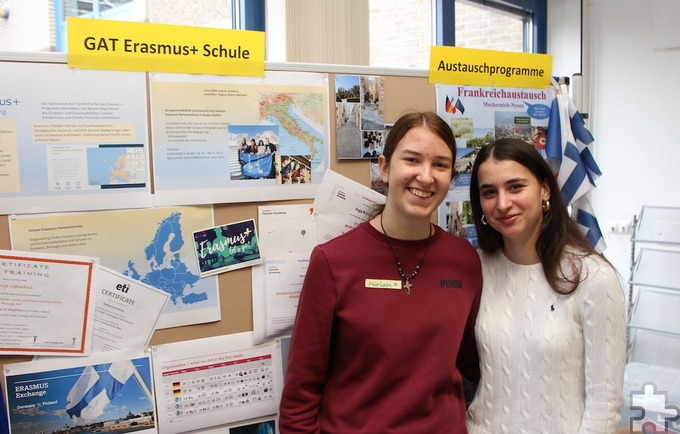 Zwei Teilnehmerinnen der Austausch- und Erasmusprogramme erzählten von ihren Erfahrungen. Foto: Bernhard Karst/GAT Mechernich/pp/Agentur ProfiPress