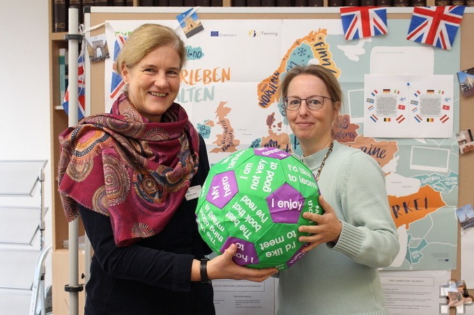 Die Lehrerinnen Maritta Lutsch (l.) und Verena Malcherek präsentierten den Besucherinnen und Besuchern das sprachlich-kulturelle Angebot des GAT. Foto: Bernhard Karst/GAT Mechernich/pp/Agentur ProfiPress