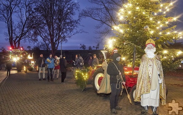 Nach Einbruch der Dunkelheit fährt am zweiten Adventssonntag Sankt Nikolaus mit dem Traktor auf dem Floisdorfer Josef-Drügh-Platz vor. Archivfoto: Stephan Everling/RRG/pp/Agentur ProfiPress