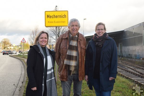 Stellen eine Typisierungsaktion für den kleinen Leo am Sonntag, 8. Dezember, in Mechernich auf die Beine: Esther Lorbach, Willi Greuel von der Hilfsgruppe Eifel und Nicole Heekerens. Foto: Frederik Scholl/pp/Agentur ProfiPress