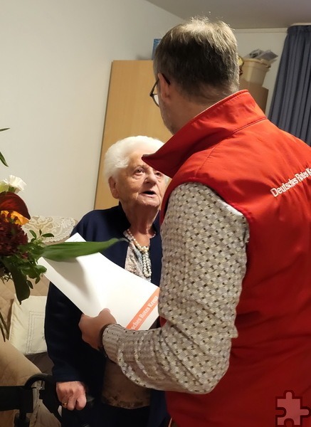 Herzlich nahm Sibille Sennerich Rolf Klöcker in ihre Arme, um für die Verbundenheit und die Anerkennung zu danken. Foto: Manfred Lang/pp/Agentur ProfiPress