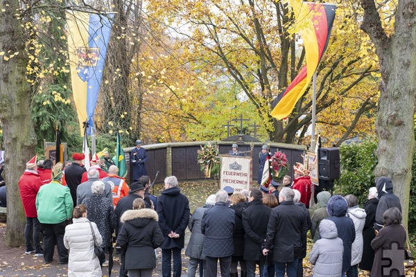 Zahlreiche Bürgerinnen und Bürger sowie die Abordnungen von diversen Vereinen und Vereinigungen wohnten der Gedenkveranstaltung am Mechernich Mahnmal bei. Foto: Ronald Larmann/pp/Agentur ProfiPress