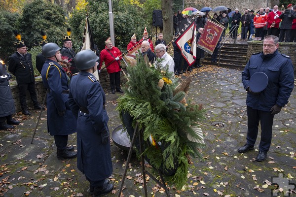 Die symbolische Kranzniederlegung am Mechernicher Mahnmal vollzogen Bürgermeister Dr. Hans-Peter Schick (v.l.), Ortsbürgermeister Günther Schulz und Oberstleutnant Jochen Schnabel. Foto: Ronald Larmann/pp/Agentur ProfiPress