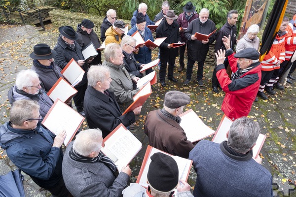 Mit ihren Liedvorträgen trugen die Sänger des Männergesangvereins Vussem zur stimmungsvollen Gestaltung der Feier in Mechernich bei. Foto: Ronald Larmann/pp/Agentur ProfiPress