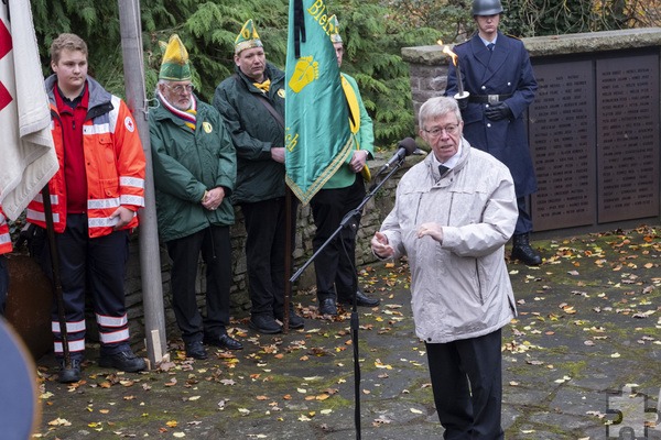 Günther Scholz, Ortsbürgermeister und Vorsitzender des Vereinskartells Mechernich, dankte allen Beteiligten für ihre Teilnahme am Volkstrauertag. Im Hintergrund Vertreter des DRK und der KC Bleifööss. Foto: Ronald Larmann/pp/Agentur ProfiPress