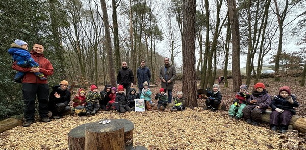 Michael Fingel, hier im Wald mit Kindern des Waldkindergartens, bei einer früheren Preisverleihung durch Westnetz. Archivbild: Henri Grüger/pp/Agentur ProfiPress