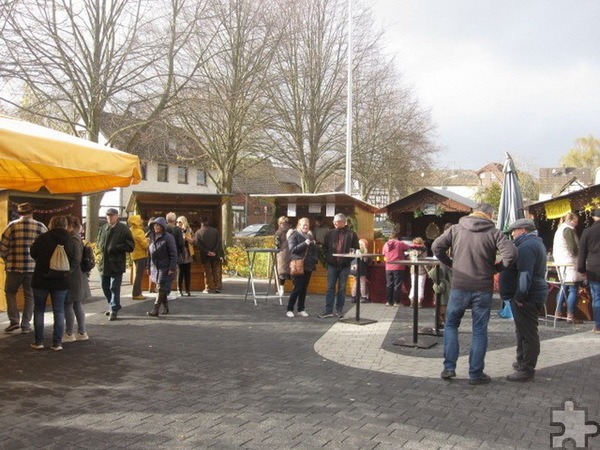 Ein Bild mit Buden und Menschen vom ersten Weihnachtsmarkt der 1. KG überhaupt, der im Advent 2023 auf dem Schulhof stattfand. Foto: Matthias Hoss/pp/Agentur ProfiPress