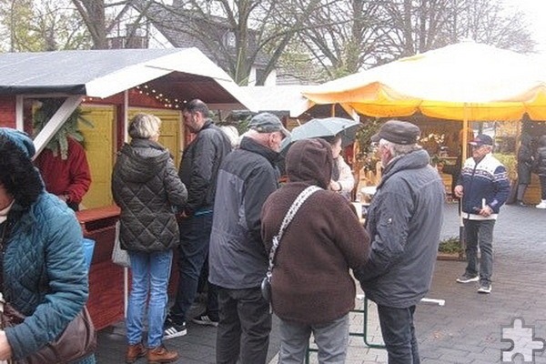 Die Menschen genossen Glühwein und Würstchen, tolle Angebote und Weihnachtsmusik beim ersten Bleibuirer Weihnachtsmarkt 2023. Am Samstag, 16. November, und Sonntag, 17. November 2024, kommt es zu einer Wiederholung dieser gelungenen Auftaktveranstaltung aus dem Vorjahr. Foto: Matthias Hoss/pp/Agentur ProfiPress