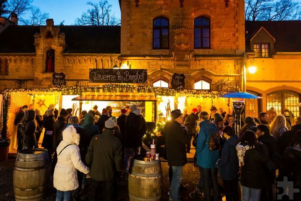 An allen vier Adventswochenenden findet auf Burg Satzvey ein Weihnachtsmarkt statt. Foto: Mike Goehre/Burg Satzvey/pp/Agentur ProfiPress