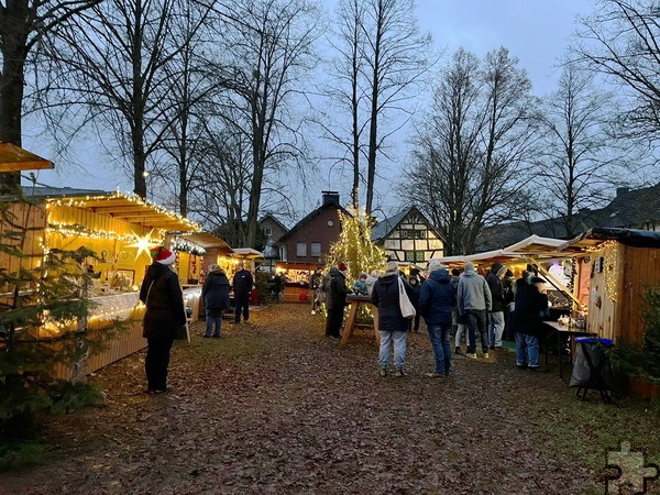 Im gewohnt idyllischen Ambiente des Dorfangers zwischen Fachwerkhäusern, Bäumen und der St.-Andreas-Kirche, baut das Vereinskartell Glehn am 7. und 8. Dezember zum 21. Mal einen „Weihnachtsmarkt“ auf. Foto: Privat/pp/Agentur ProfiPress