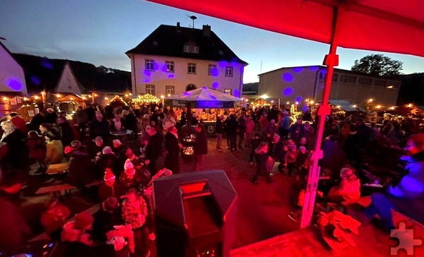 Vussem lädt ein zum „kleinen, aber feinen Weihnachtsmarkt“ am 30. November und 1. Dezember auf dem Parkplatz an der Alten Schule wie hier im vergangenen Jahr. Archivbild: Veranstalter/pp/Agentur ProfiPress