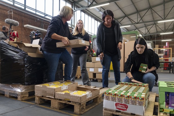 Die Mechernicher Weihnachtsengel packen die einzelnen Bestandteile – vom Christstollen über Punsch bis hin zu Schoko-Nikoläusen – zunächst in die Pappkartons. Foto: Ronald Larmann/pp/Agentur ProfiPress