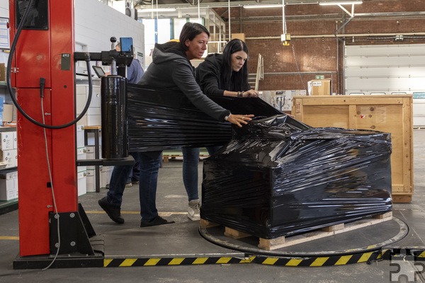 Erst werden die Pakete auf Paletten gestapelt, dann werden sie mit einer speziellen Folie umwickelt, damit sie beim Transport zu Land, zu Wasser und zu Luft gut geschützt sind. Foto: Ronald Larmann/pp/Agentur ProfiPress