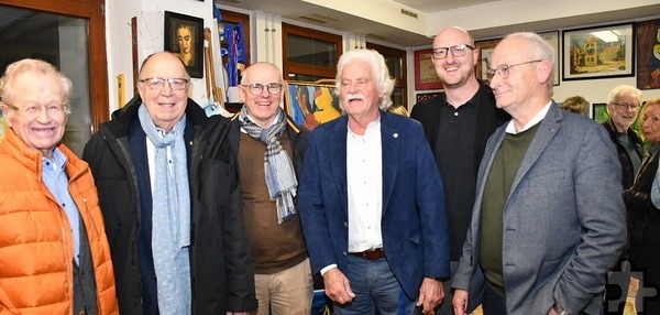 Die Bürgermeister Dr. Hans-Peter Schick (Mechernich) und Ingo Pfennings (v.r.), Künstler und Kurator Franz Kruse, Kämmerer und Mechernich-Stiftungsvorsitzender Ralf Claßen, Vize-Landrat Leo Wolter und der frühere Kreistagsabgeordnete Winfried Schmitz, ein Tennisfreund Kruses. Foto: Manfred Lang/pp/Agentur ProfiPress