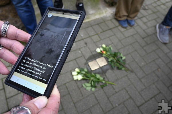 Roland Kuhlen wies auf die App „Stolpersteine“ des WDR hin, die die Geschichten vieler Opfer erzählt und Bilder ihrer Geschichte zeigt. Foto: Henri Grüger/pp/Agentur ProfiPress