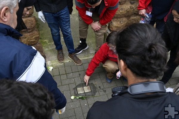 Über 30 neu zugewanderte Menschen reinigten kürzlich „Stolpersteine“ für Opfer des NS-Regimes in Euskirchen. Foto: Henri Grüger/pp/Agentur ProfiPress