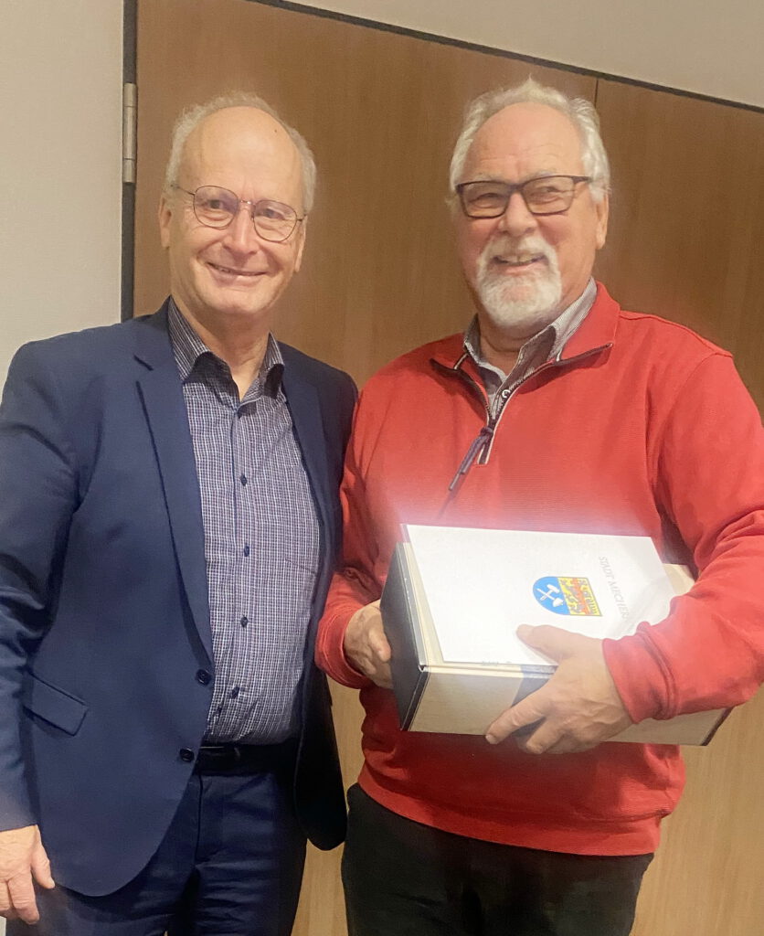 Robert Ohlerth wurde für 40 Jahre im Amt mit Ehrenurkunde und Weinpräsent geehrt. Er war auch bereits stellvertretender Bürgermeister der Stadt Mechernich hinter Dr. Hans-Peter Schick. Foto: Ralf Claßen/pp/Agentur ProfiPress