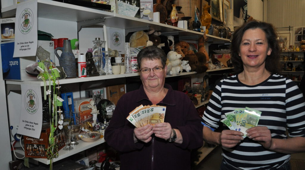 Vielfalt-Inhaberin Maria Hamacher (r.) übergab der Hilfsgruppen-Aktivistin Bettina Beul erneut ein paar dicke Spenden-Scheine. Inzwischen haben die Mietregale der Hilfsgruppe schon 3.000 Euro beschert. Foto: Reiner Züll/ pp/Agentur ProfiPress