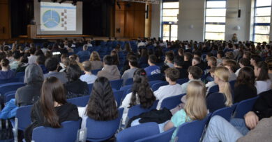 Prof. Dr. Johannes Steinhaus referierte im Mechernicher Gymnasium Am Turmhof zum Thema „Ozean-Plastik: Wo kommt es her? Und was passiert damit?“ Foto: Andreas Maikranz/GAT/pp/Agentur ProfiPress