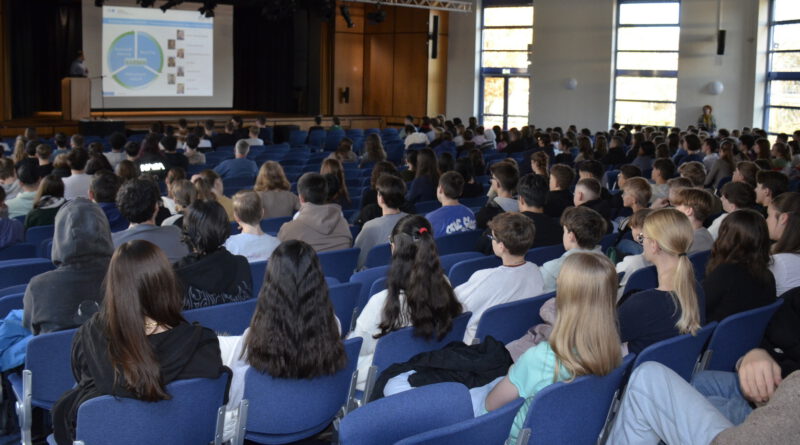 Prof. Dr. Johannes Steinhaus referierte im Mechernicher Gymnasium Am Turmhof zum Thema „Ozean-Plastik: Wo kommt es her? Und was passiert damit?“ Foto: Andreas Maikranz/GAT/pp/Agentur ProfiPress