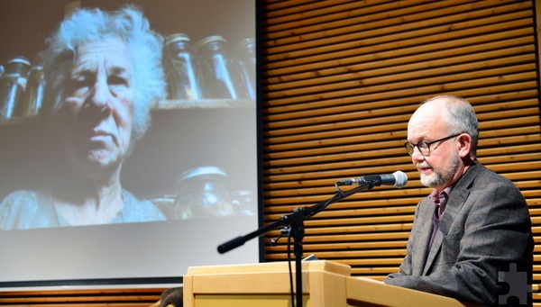 Krimi-Autor Ralf Kramp sorgte mit humorvollen Erzählungen über „99½ Orte in der Eifel, um die Sie einen großen Bogen machen sollten“ für ausgelassene Stimmung. Foto: Joachim Starke/pp/Agentur ProfiPress