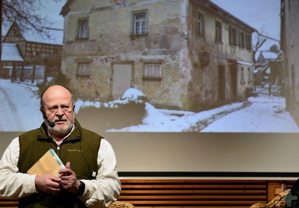 Mit einer emotionalen Hommage an den verstorbenen Eifeldichter Fritz Koenn bewegte Mundartautor Manni Lang das Publikum. Foto: Joachim Starke/pp/Agentur ProfiPress