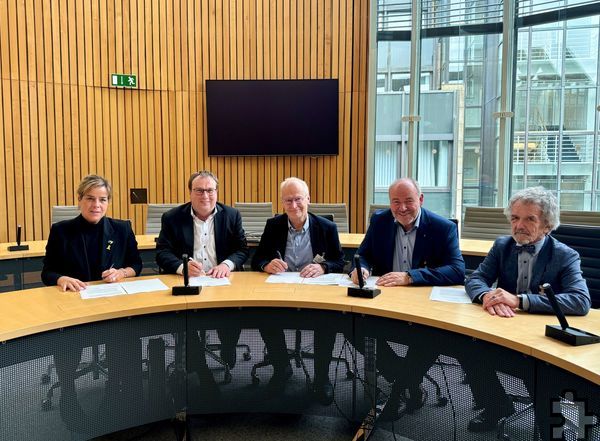 Unterzeichneten eine gemeinsame Erklärung zum Burgfeyer Stollen: Die Landesminister Mona Neubaur (v.l.) und Oliver Krischer sowie Prof. Heinrich Schäfer und Bürgermeister Dr. Hans-Peter Schick für den Erftverband. Foto: Land NRW/pp/Agentur ProfiPress