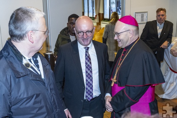 Gute Laune herrschte auch beim Gespräch zwischen Norbert Arnold (M.), dem Geschäftsführer des Sozialwerks, und Bischof Dr. Helmut Dieser. Foto: Ronald Larmann/pp/Agentur ProfiPress