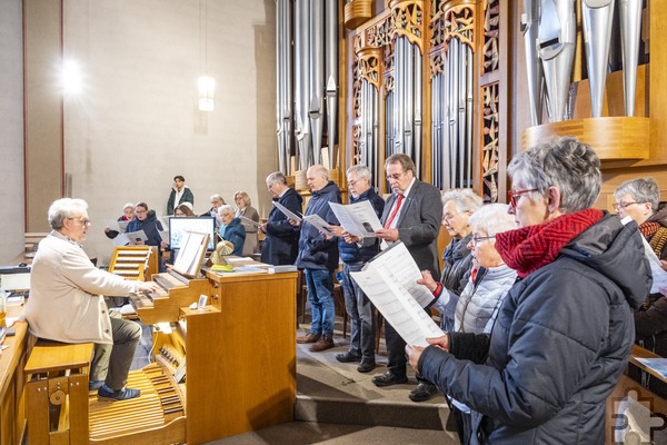 Der Kirchenchor St. Cäcilia Mechernich sorgte unter der Leitung von Erik Arndt für die musikalische Gestaltung der Eucharistiefeier. Sie sangen die Messe in B-Dur des belgischen Komponisten J. N. Lemmens. Foto: Ronald Larmann/pp/Agentur ProfiPress