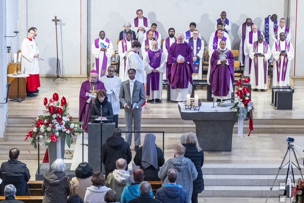 Die Fürbitten wurden in verschiedenen Sprachen vorgetragen, ein Zeichen für die weltweit verbreitete christliche Gemeinschaft der Communio in Christo. Foto: Ronald Larmann/pp/Agentur ProfiPress