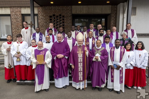 Gut gelauntes liturgisches Personal mit Bischof Dr. Helmut Dieser, Generalsuperior Jaison Thazhathil (r. daneben), Pfarrer Erik Pühringer (l. daneben) und dem stellvertretenden Generalsuperior Manfred Lang (l.). Foto: R. Larmann/pp/Agentur ProfiPress