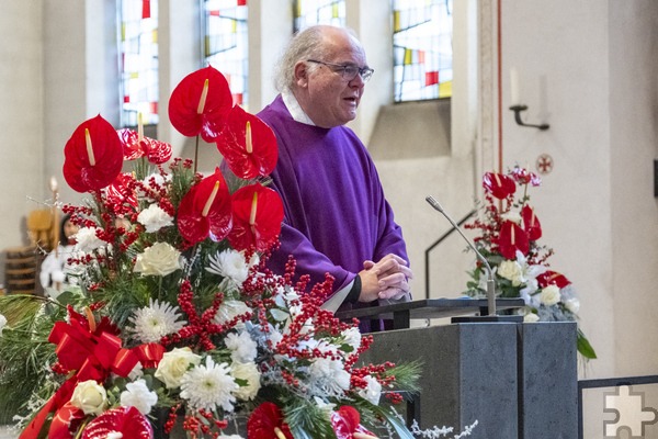 Als Gastgeber in der Mechernicher Pfarrkirche St. Johannes Baptist begrüßte Pfarrer Erik Pühringer den Bischof und die zahlreichen Gäste. Foto: Ronald Larmann/pp/Agentur ProfiPress