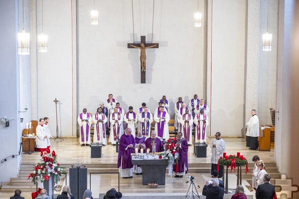 Ein beeindruckendes Bild: Zum 40. Gründungsgedenktag der Communio in Christo waren zahlreiche Geistliche nach Mechernich gekommen, um mit Bischof Dr. Helmut Dieser Eucharistie zu feiern. Foto: Ronald Larmann/pp/Agentur ProfiPress