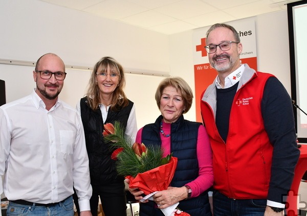 Rolf Klöcker (r.), Familienbildungswerkchefin Heike Iven (2.v.l.) und Patrick Dost sagten Marion Radermacher Danke, die seit fast 25 Jahren im Bereich der Eltern-Kind-Arbeit aus- und fortbildet und sich jetzt in den Ruhestand verabschiedet. Foto: Manfred Lang/pp/Agentur ProfiPress