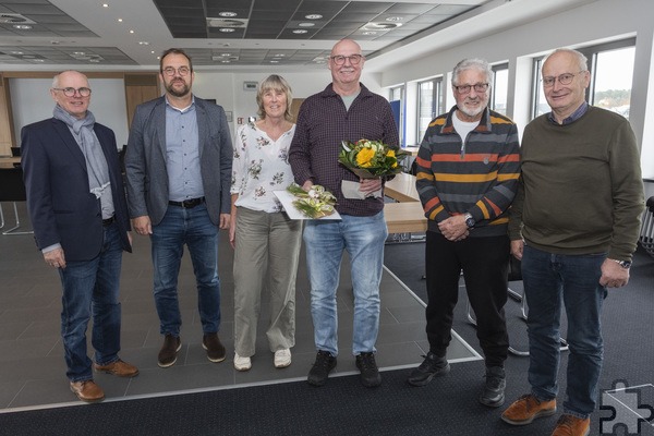 Nach 27 Jahren verabschiedeten Bürgermeister Dr. Hans-Peter Schick (r.), Kämmerer Ralf Claßen (l.), Beigeordneter Thomas Hambach (2.v.l.) und die ehemaligen Kollegen Hermann Nöthen und Ruth Fehlert den Schwimmmeister Rainer Kluge in den Ruhestand. Foto: R. Larmann/pp/Agentur ProfiPress